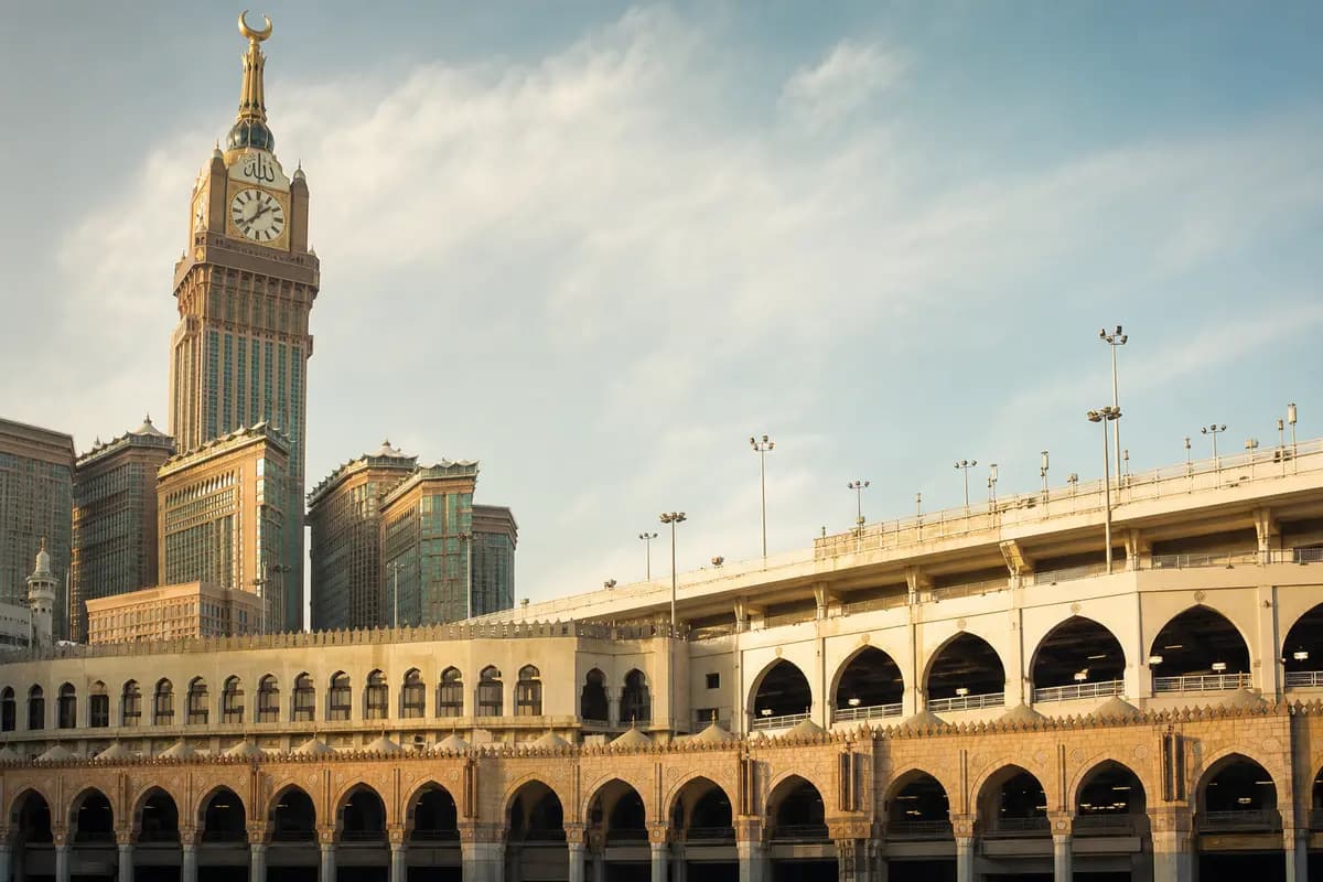 Der Uhrturm von Mekka über den Arkaden der Heiligen Moschee