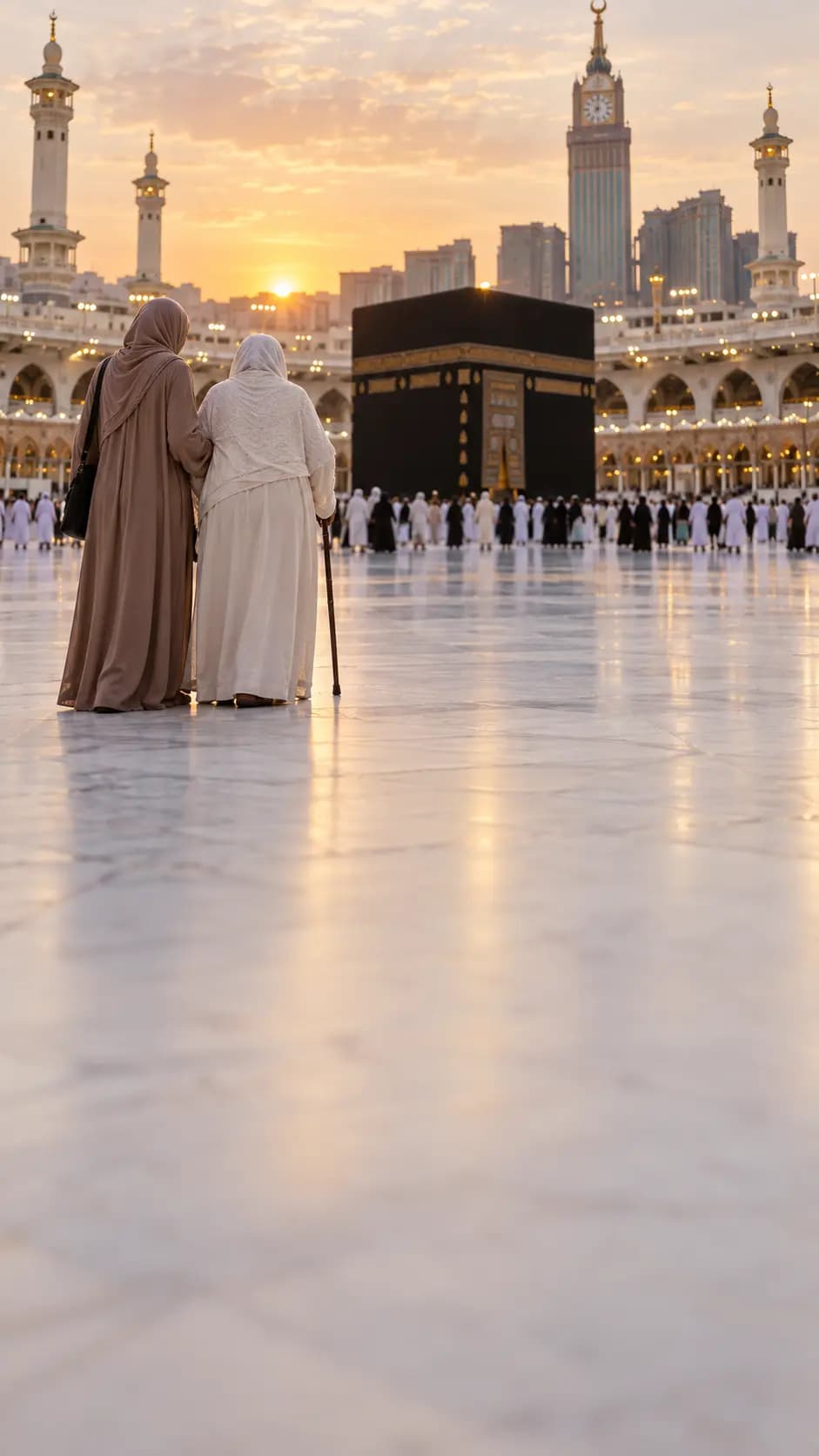 Eine Tochter begleitet ihre ältere Mutter bei ihrem ersten Blick auf die Kaaba